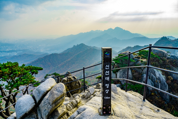 도봉산 신선대 정상에서 바라본 북한산 일대 풍경.