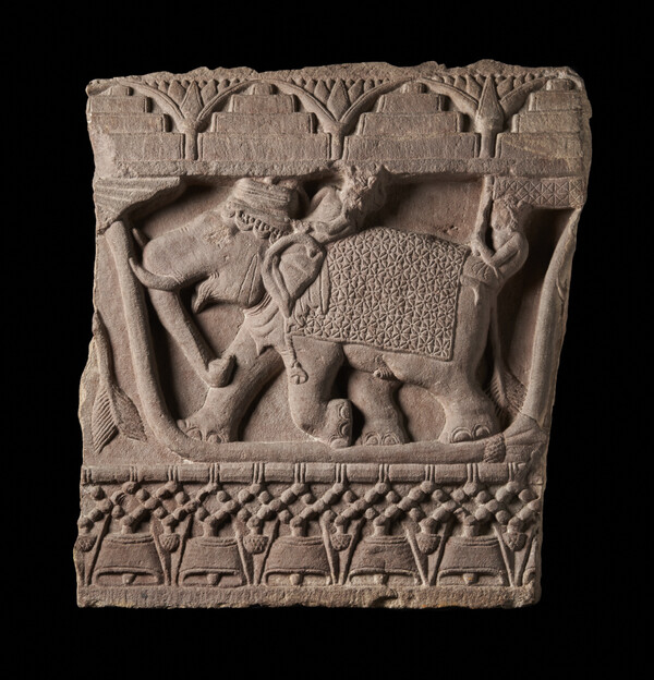사리함을 옮기는 코끼리(기원전 2세기 후반, 바르후트, 알라하바드박물관)